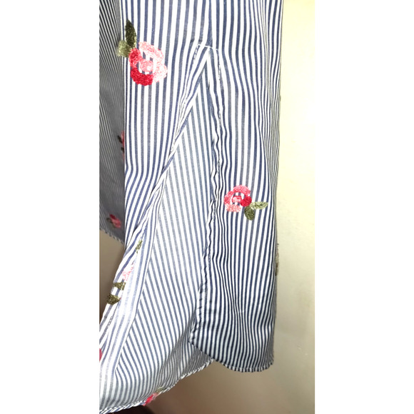 Mystree Top Shirt Womens Small Blue White Pinstripe Embroidered Flowers Nautical - Picture 5 of 14